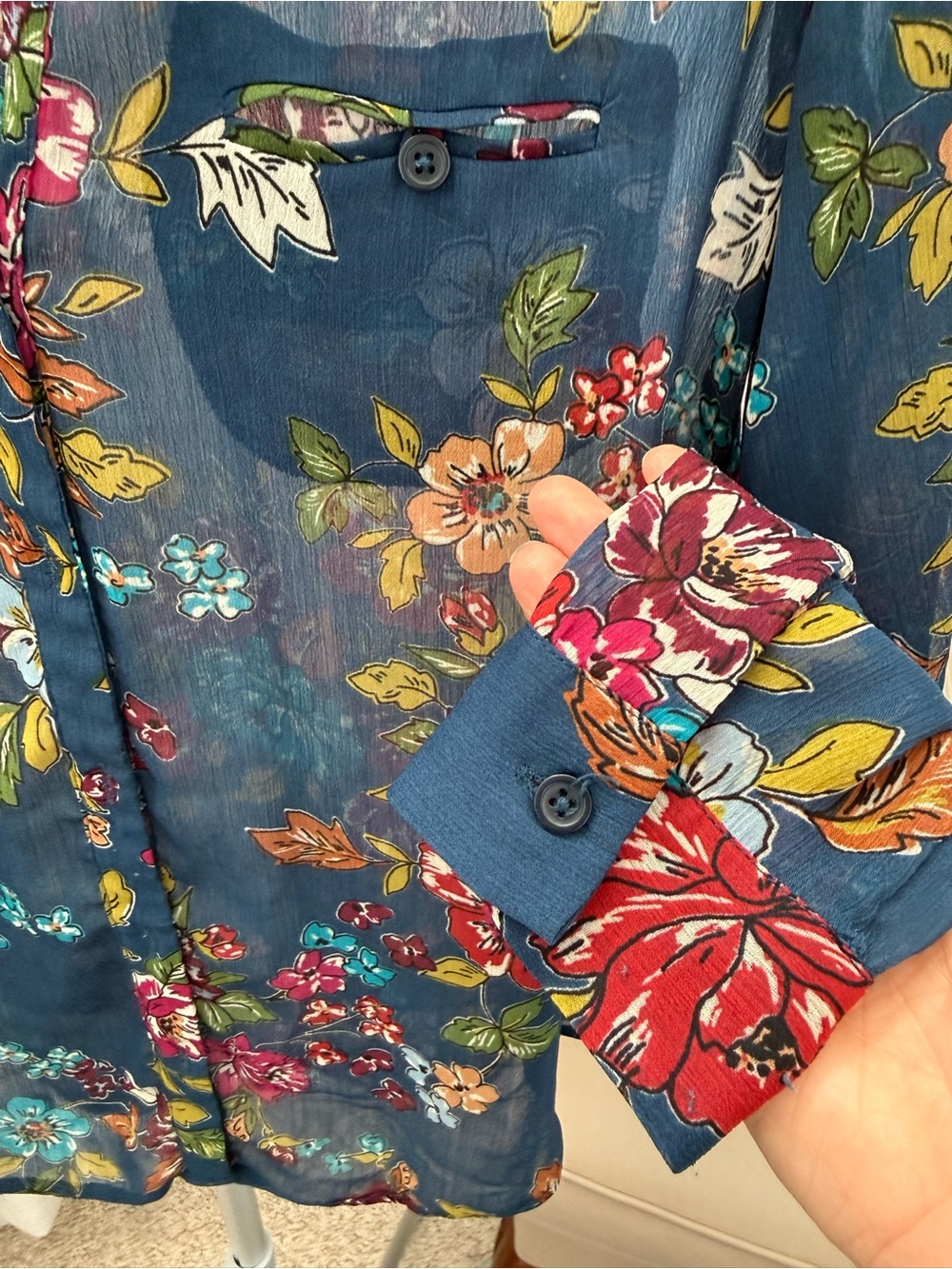 Kut from the Kloth Navy Floral Sheer Button-Front Blouse S - Picture 3 of 9